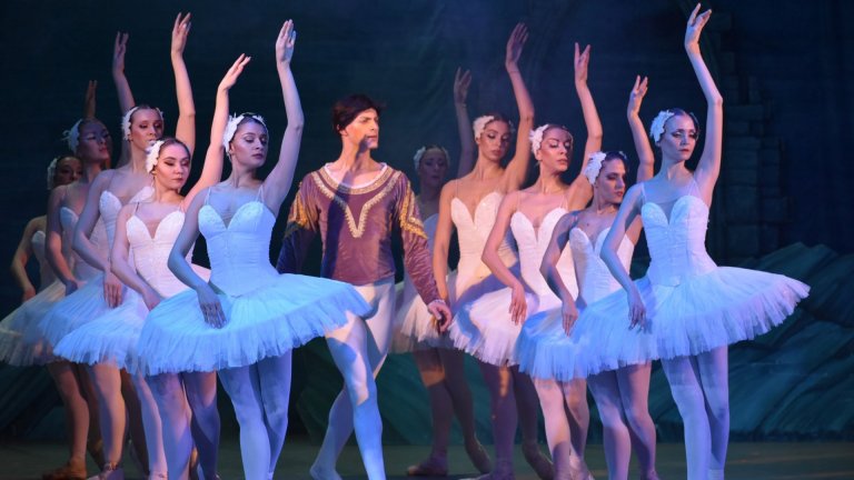 "Лебедово езеро" внася красота и аристократизъм  в залата на Операта в Бургас в петък