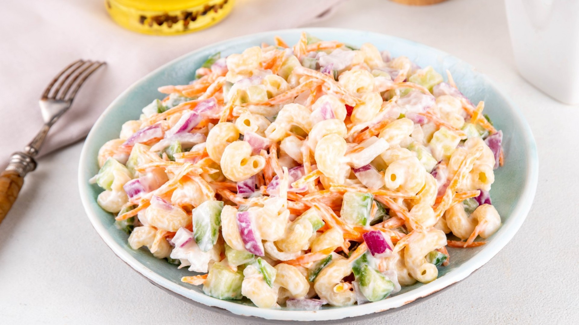 Кремообразна салата с паста и зеленчуци