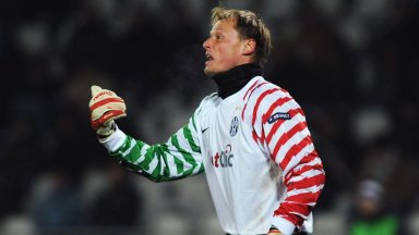 Трагедия във футбола: Влак помете и отне живота на бивш вратар на Арсенал и Ювентус