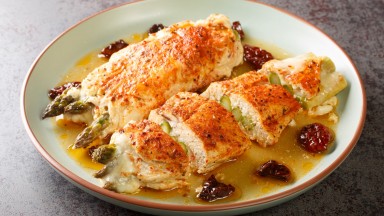 Пилешко филе с аспержи и сушени домати