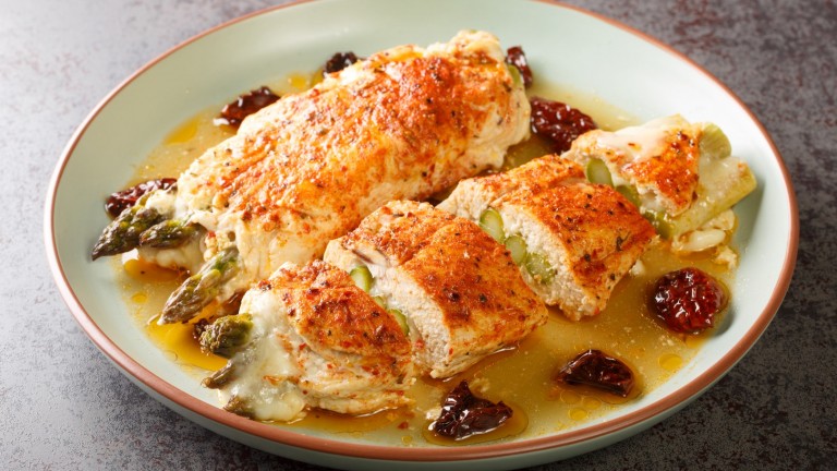 Пилешко филе с аспержи и сушени домати