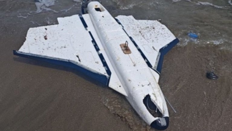 Морето изхвърли дрон без взривно вещество на плаж край Ахтопол