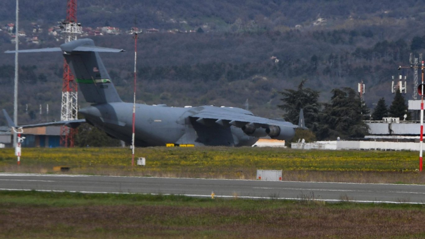 Американски военнотранспортни самолети C-17 Globemaster кацнаха във Варна