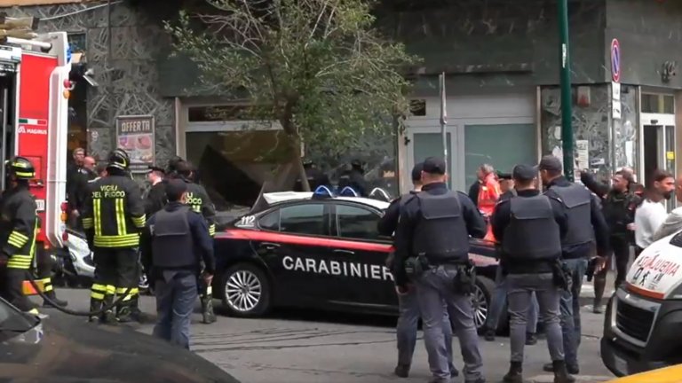 Банкови обирджии взеха 25 заложници в Неапол и избягаха, след като ги пуснаха