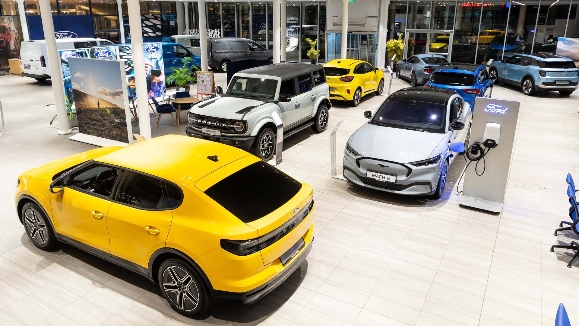 Ford посреща клиентите си в изцяло обновения шоурум в София