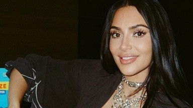 Ким Кардашиян вече не крие романса си с Люис Хамилтън, седна му в скута (снимки)