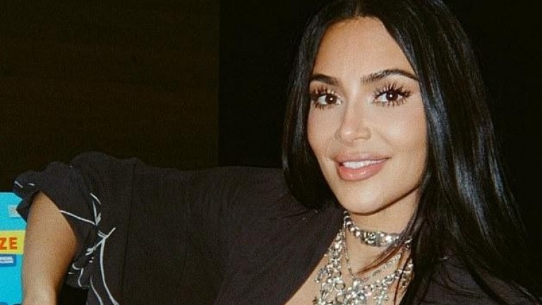 Ким Кардашиян вече не крие романса си с Люис Хамилтън, седна му в скута (снимки)