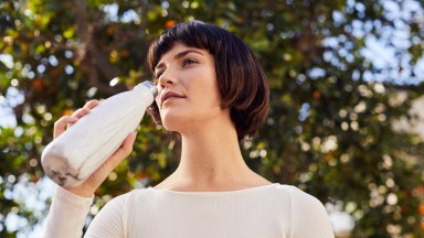 Микробиолози разкриха колко често трябва да изплакваме бутилката си за вода