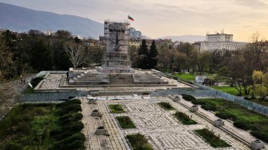 Демонтират скелето на Паметника на Съветската армия