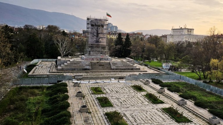 Демонтират скелето на Паметника на Съветската армия