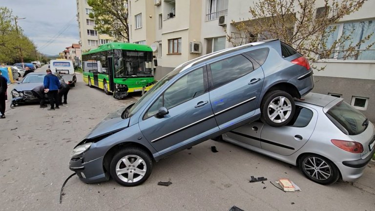 Автобус на градския транспорт в Хасково помете пет паркирани автомобила (видео, снимки)