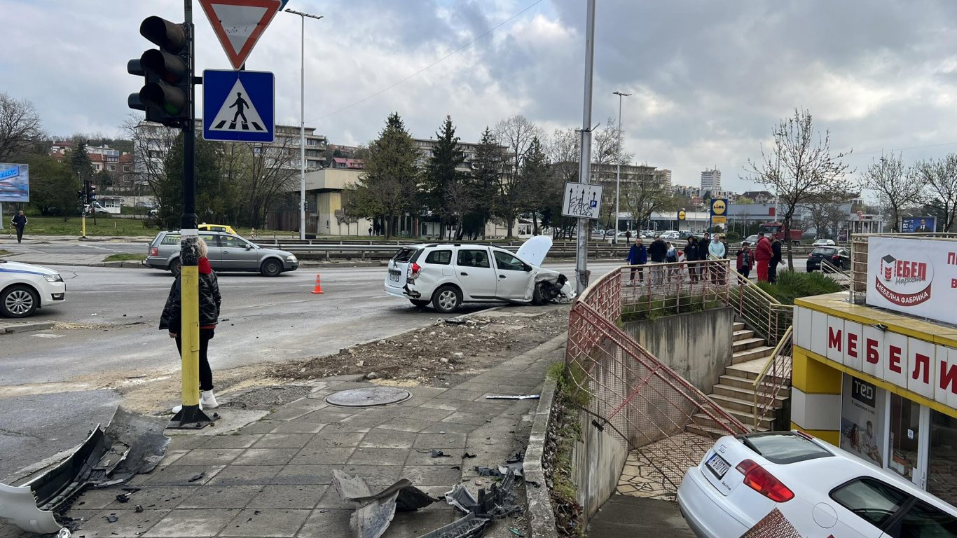 Кола падна от 3 метра и се заби в магазин след сблъсък в Шумен