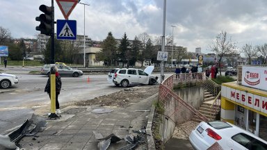 "Ауди" влетя в подлез след сблъсък в Шумен