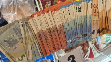 Тефтери с имена и цифри срещу тях са иззети от кметството на ломско село