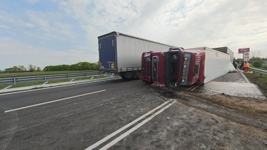 Камион с картофи се преобърна и блокира магистрала "Тракия" (снимки)