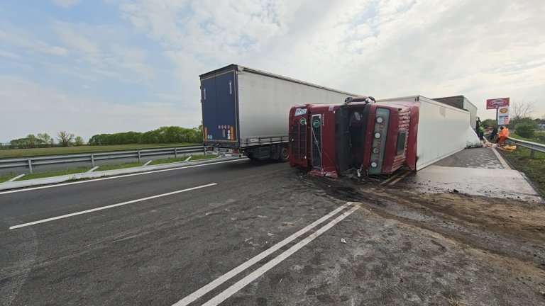 Камион с картофи се преобърна и блокира магистрала "Тракия" (снимки)