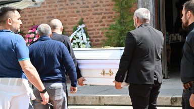 Стотици изпратиха Кирил Икономов, който вече композира хитове за небесната сцена (снимки)