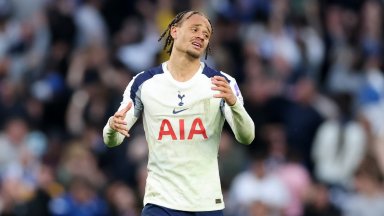 Късна драма продължи проклятието над пропадащия Тотнъм