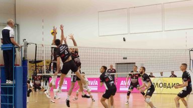 Нефтохимик пребори Локо Авия в решителния мач и отива на финал