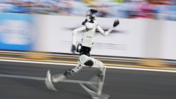 Хуманоиден робот надбяга хората и постави световен рекорд на полумаратона в Пекин