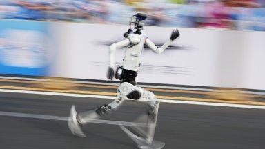 Хуманоиден робот надбяга хората и постави световен рекорд на полумаратона в Пекин