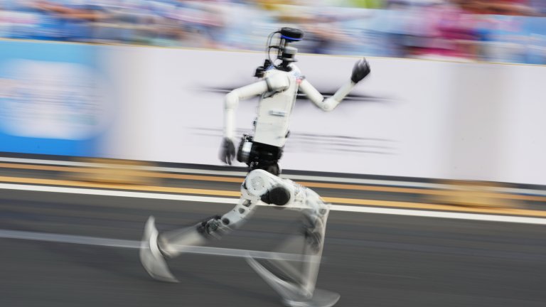 Хуманоиден робот надбяга хората и постави световен рекорд на полумаратона в Пекин