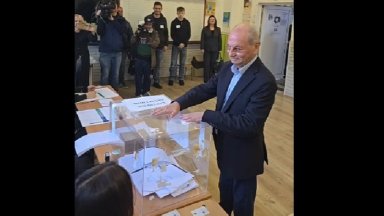 "Поживем, увидим", каза на руски Ахмед Доган, след като гласува