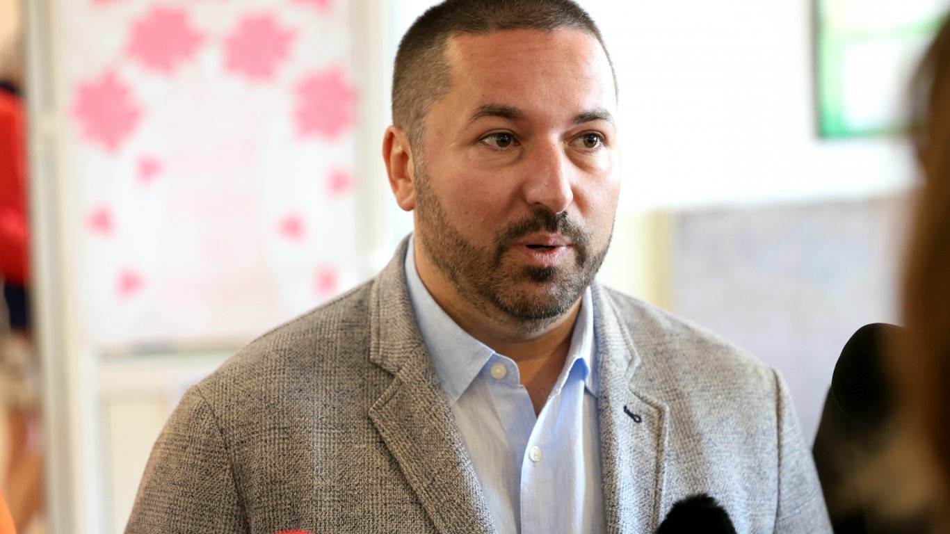 Лидерът на „Сияние“ Попов гласува, призова за справедлива България