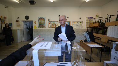 "Поживем, увидим", каза на руски Ахмед Доган, след като гласува