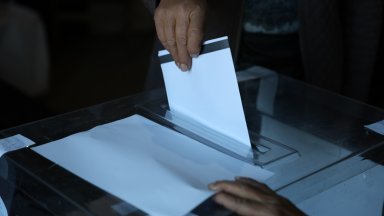 Избирателната активност към 11 ч. е значително по-висока от предишните избори