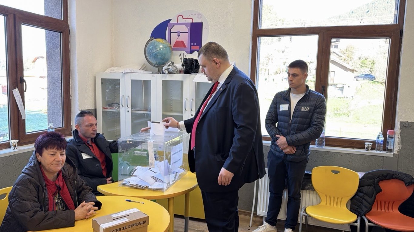 Делян Пеевски упражни правото си на глас в село Бабяк