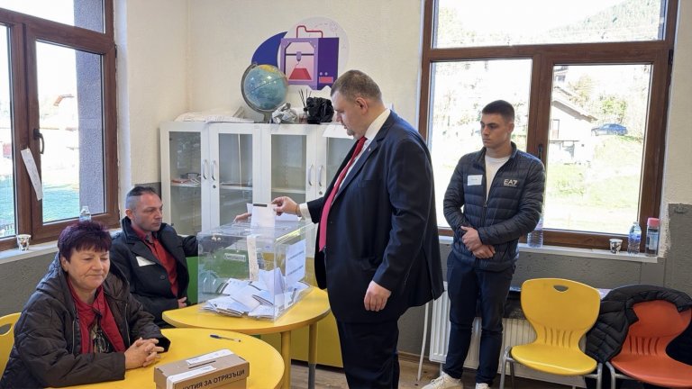 Делян Пеевски гласува в Бабек: Избрах държавата на хората