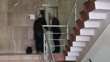 Председателят на РИК-Благоевград заседна в асансьор и пострада, отмениха пресконференция