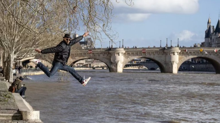 На 4 май в Париж започва инсталирането на проекта на художника JR в почит на Кристо и Жан-Клод