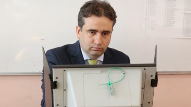 Божанов: Проблемите с машините при вота днес са в резултат от "осакатяването" им през 2022 г.