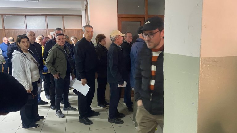 Дълги опашки за гласуване се извиха в Париж, Лондон, Рим, Виена, Истанбул и Атина (снимки)