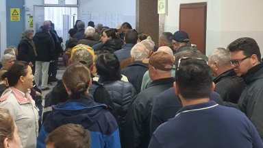 Дълги опашки за гласуване се извиха в Париж, Лондон и Истанбул (снимки)