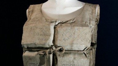 Спасителна жилетка на оцелял пътник от "Титаник", беше продадена за 906 000 щатски долара