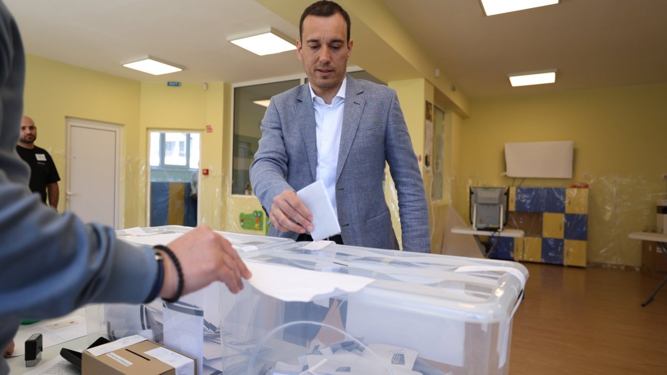 Васил Терзиев гласува с машина, коментира готовност с инструмент