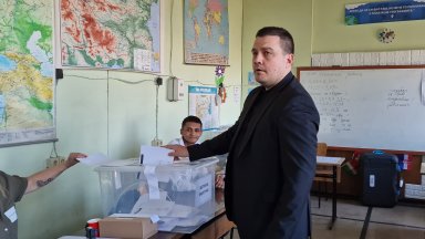 Станислав Балабанов гласува с хартиена бюлетина, радетел е за машини, но не за тези