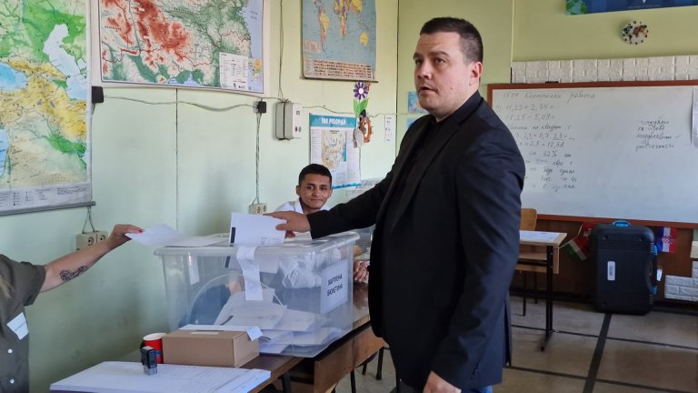 Станислав Балабанов гласува с хартиена бюлетина, радетел е за машини, но не за тези