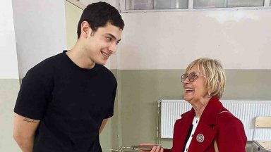 Звезда от турските сериали гласува на българските избори от Истанбул (снимки)