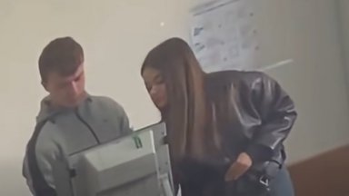 Вижте как двама гласуват на една машина (видео)