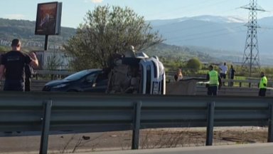 Камион блъсна автомобил на изхода на София и запуши движението по "Тракия"