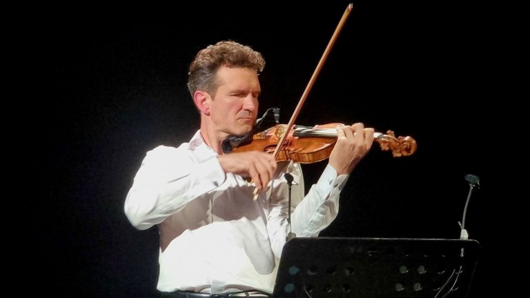 Светлин Русев вдигна на крака публиката на соловия си концерт в София