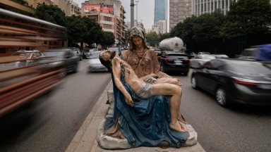 Израелски войник удря с чук статуя на Христос в Южен Ливан, армията обеща наказания (видео)