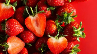 Предварителното измиване на ягодите запазва ли ги свежи за по-дълго