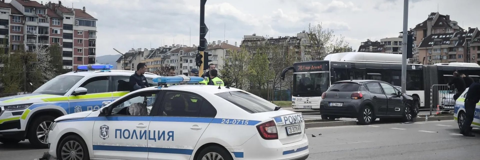 Полицай пострада при удар между кола и патрулка на голям столичен булевард (снимки/видео)