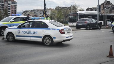 Полицай пострада при удар между кола и патрулка на голям столичен булевард (снимки/видео)
