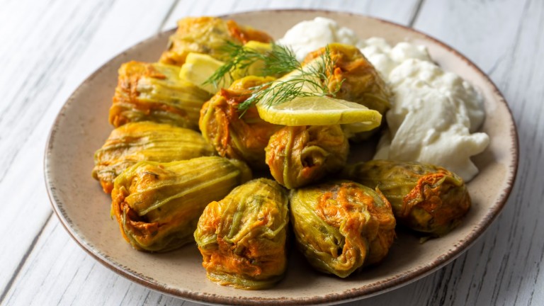 Пълнени цветове от тиквички